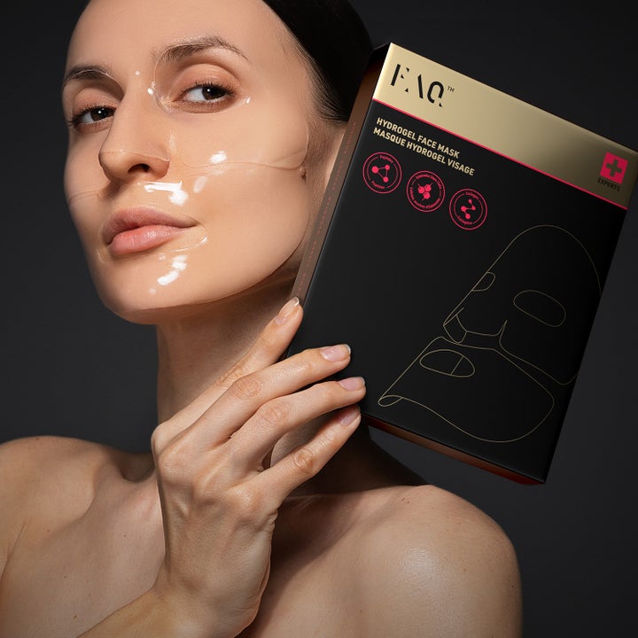 FAQ Swiss FAQ Glass Skin Collagen Face Mask 5 stk skaber glød vist på kvinde med transparent hydrogelmaske.