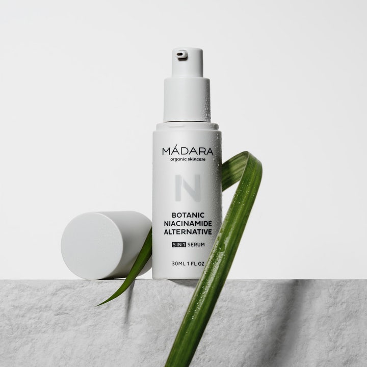 MÁDARA Botanic Niacinamide Alternative 5in1 Serum 30 ml hudpleje i hvid pumpeflaske med vanddråber og et grønt blad.