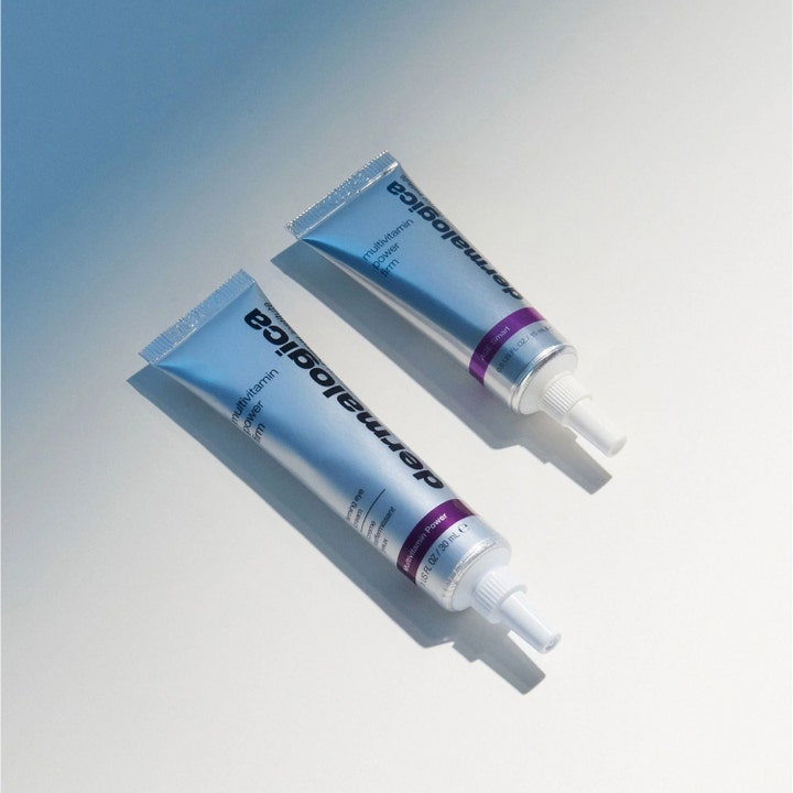Dermalogica AGE smart Multivitamin Power Firm 15 ml øjencreme i to sølvfarvede tuber på lys baggrund.