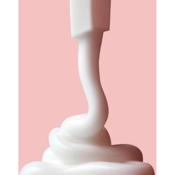 Ole Henriksen Touch Nourishing Body Lotion 400 ml nærende bodylotion viser en fyldig hvid creme mod lyserød baggrund