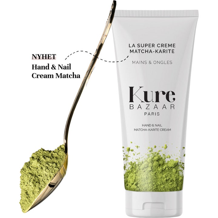 Kure Bazaar Hand & Nail Cream Matcha 100 ml plejende håndcreme i tube med matchapulver på en guldske