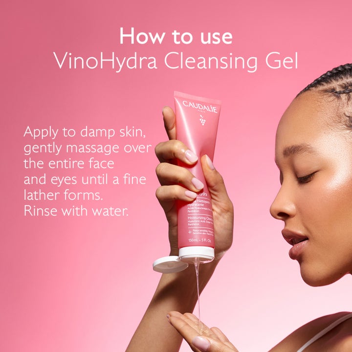 Caudalie Vinohydra Moisturizing Cleansing Gel 150 ml påføres i håndfladen af kvinde i en lyserød setting
