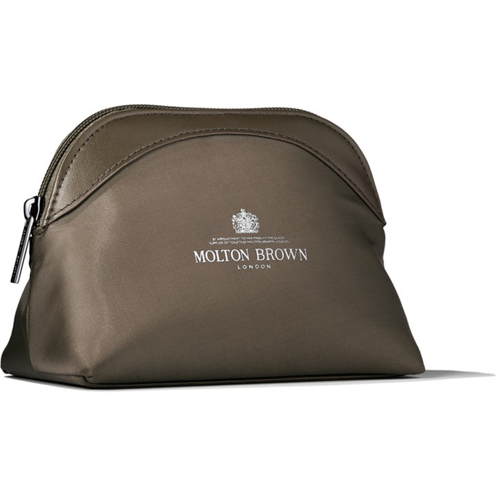 Molton Brown Mens Mini Stowaway 240 ml rejsesæt i mørkebrun toilettaske med hvidt logo til pleje af kroppen