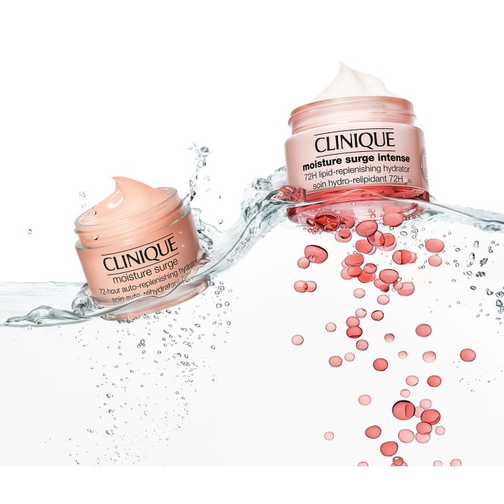 Clinique Moisture Surge Intense 50 ml ansigtscreme i krukker der flyder i vand med lyserøde lipid-dråber