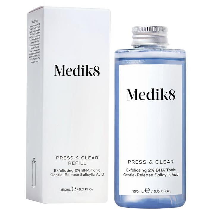 Medik8 Press & Clear Refill 150 ml eksfolierende 2% BHA toner i hvid æske og blålig flaske med sølvlåg.