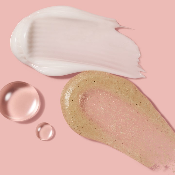 Ole Henriksen TOUCH Nourishing Body Oil 300 ml nærende kropsolie vist med hvid creme og kornig scrub på lyserød baggrund