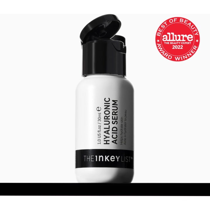 The INKEY List Hyaluronic Acid Serum 30 ml fugtgivende serum i hvid flaske med en klar dråbe løbende ned ad siden