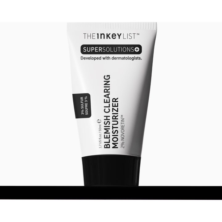 The INKEY List Blemish Clearing Moisturizer 50 ml nattcreme mod urenheder i hvid tube og æske med sort tekst