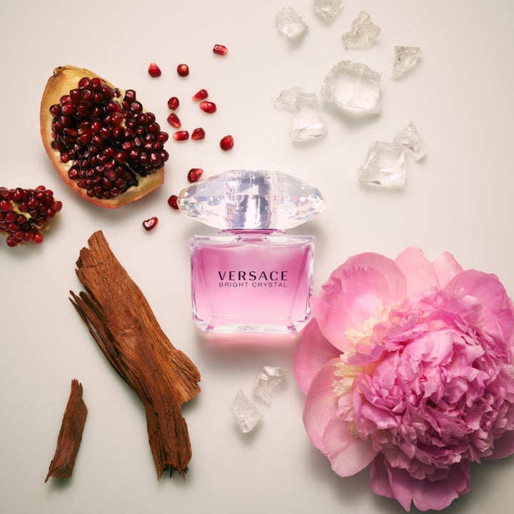 Versace Bright Crystal 50 ml deostick giver friskhed med duftnoter af granatæble, pæon og isakkorder.