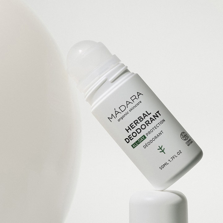 MÁDARA HERBAL Deodorant 50 ml giver effektiv beskyttelse i en hvid roll-on flaske vist uden låg.