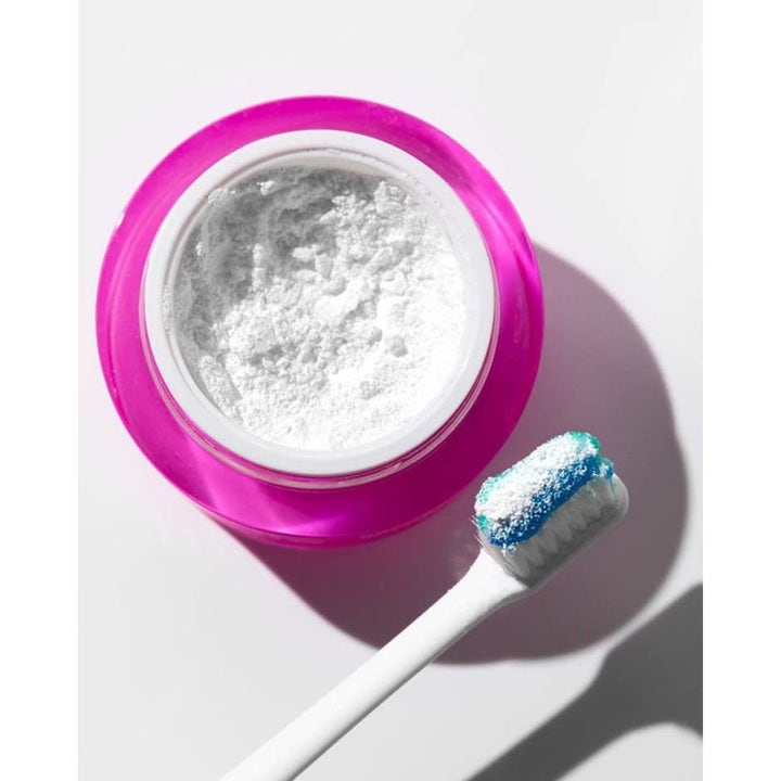 Hismile Whitening Powder 12 g tandblegning giver hvidere tænder i pink krukke og på tandbørste