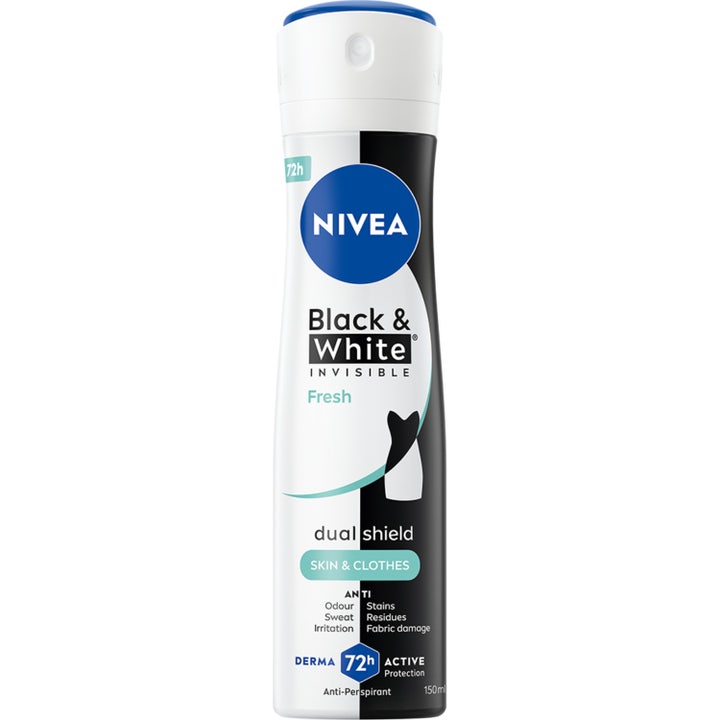 Nivea Black & White Invisible Fresh 150 ml deospray mod pletter på tøjet i hvid sprayflaske med klassisk blåt logo