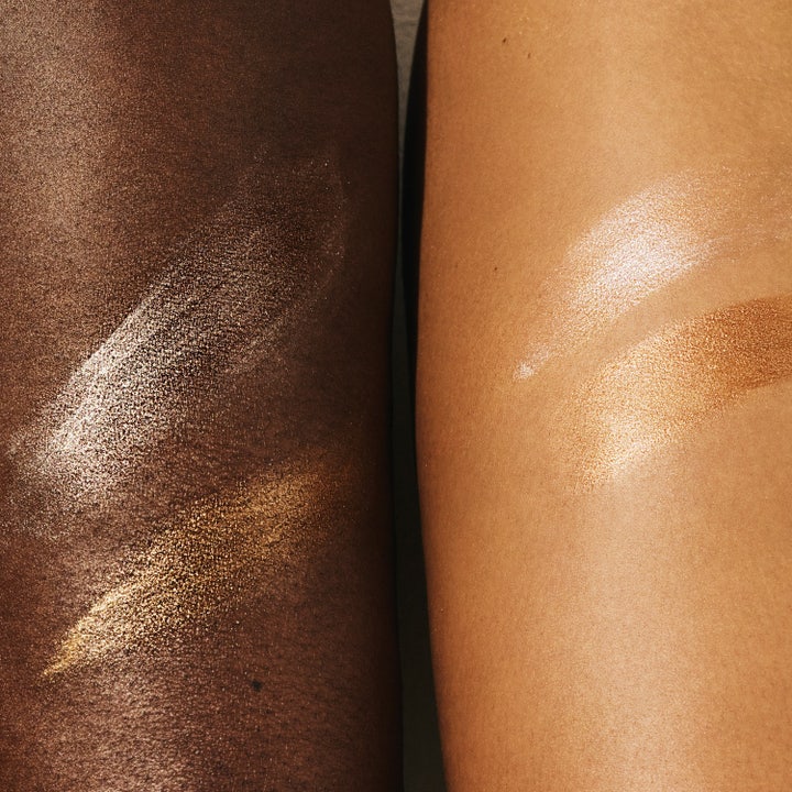 Sol de Janeiro Copacabana Bronze Glow Oil 75 ml kropsolie giver glød vist med glitrende swatches på huden