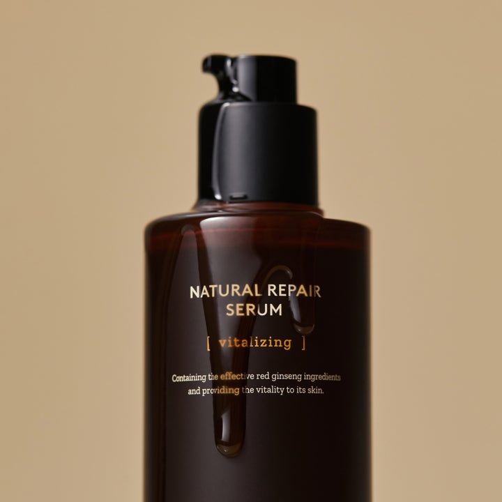 Hyggee Natural Repair Serum 120 ml vitaliserende serum med rød ginseng i mørk flaske med en dryppende dråbe