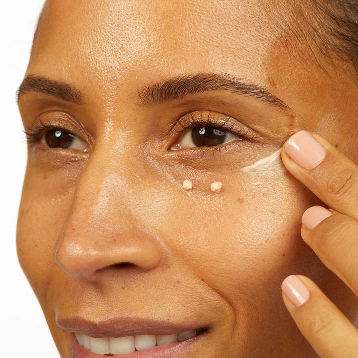 No7 Protect & Perfect Intense Advanced Eye Cream 15 ml øjencreme mod rynker påføres under øjet.