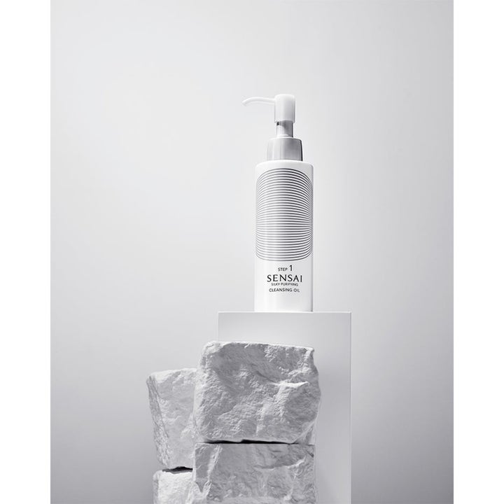 Sensai Silky Purifying Cleansing Oil rensende ansigtsolie i hvid pumpeflaske på hvid stenopsats