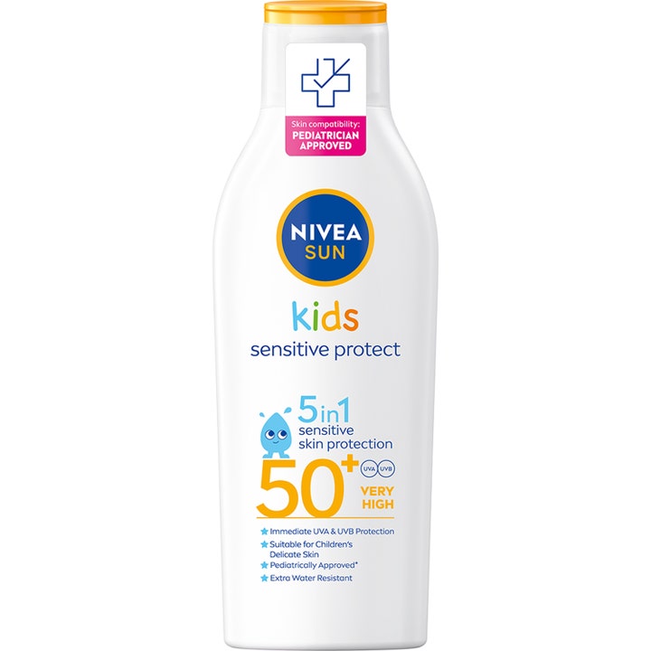 Nivea Sun Kids Sensitive Protect SPF 50+ solcreme til sensitiv hud i hvid plastflaske med gult låg og blåt logo.