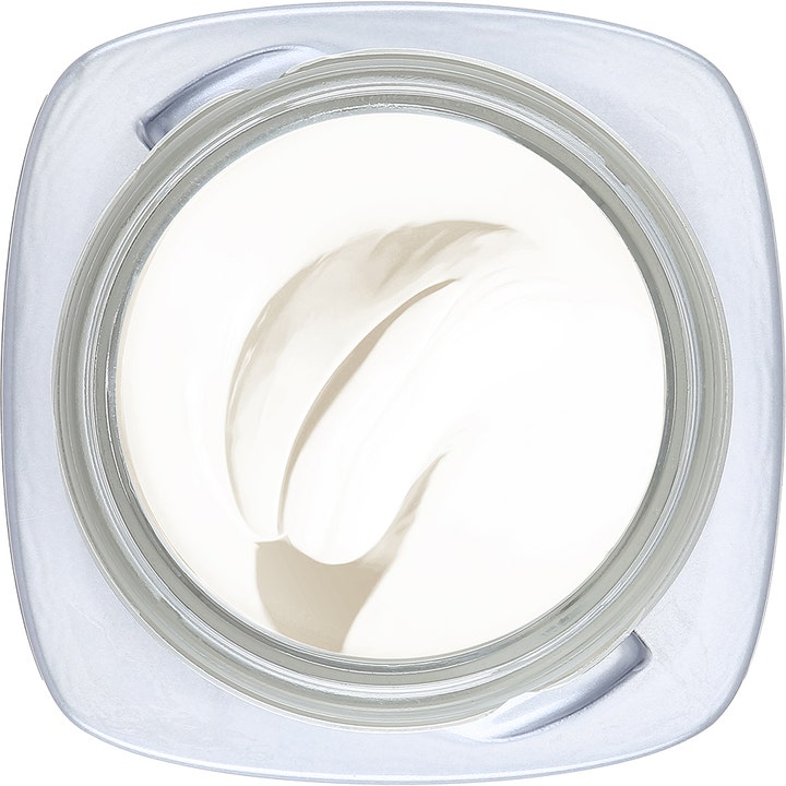 L'Oréal Paris Revitalift Filler 50 ml fugtgivende dagcreme viser en blød hvid tekstur i en åben glaskrukke.
