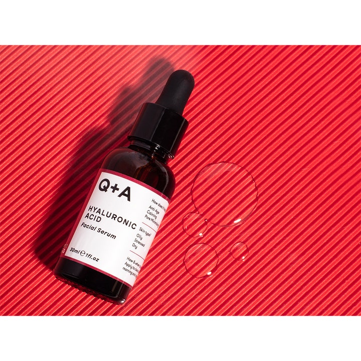 Q+A Hyaluronic Acid Facial Serum 30 ml fugtgivende serum i mørk glasflaske med pipette og klare dråber på rød baggrund