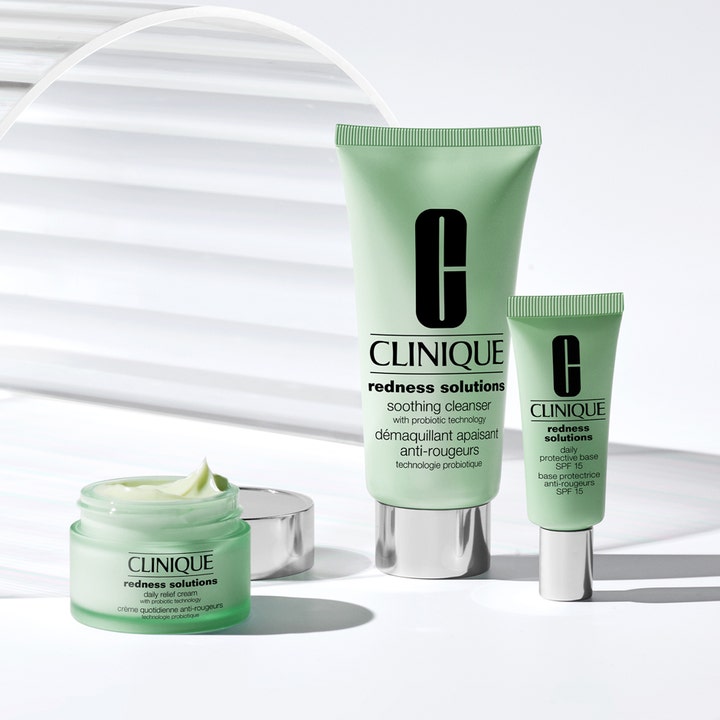Clinique Redness Solutions Daily Relief Cream 50 ml beroligende ansigtscreme i grøn krukke med cleanser og primer