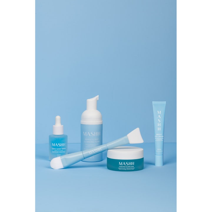 MASHH Bright Eye Cream 15 ml oplysende øjencreme i lyseblå tube i en serie af hudpleje på blå baggrund
