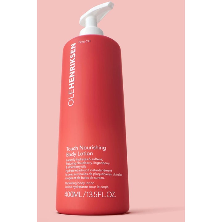 Ole Henriksen Touch Nourishing Body Lotion 400 ml blødgørende kropspleje i koralrød flaske med hvid pumpe