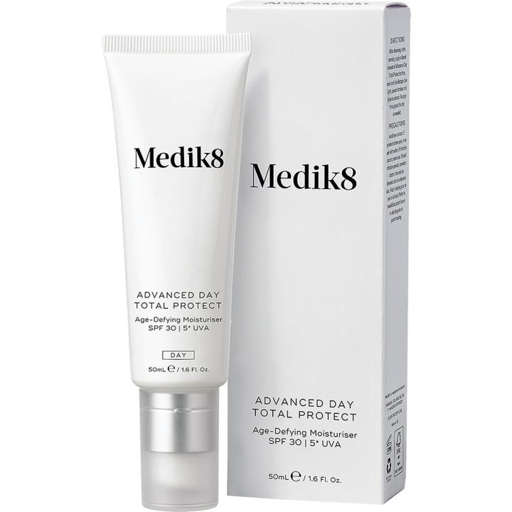Medik8 Advanced Day Total Protect 50 ml anti-age dagcreme med SPF 30 i hvid tube og tilhørende papæske