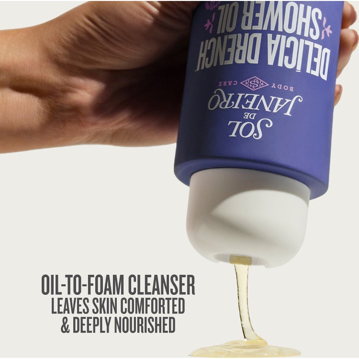 Sol de Janeiro Delicia Drench Shower Oil 385 ml fugtgivende badeolie hældes ud på huden i et cremet skum