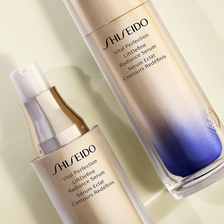 Shiseido Vital Perfection Liftdefine Radiance Serum 40 ml opstrammende serum i guld og lilla flaske med pumpe