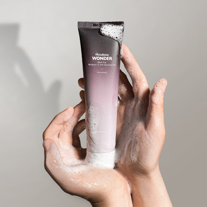 haruharu wonder Black Rice Moisture 5.5 Soft Cleansing Gel 100 ml rensende gel i hænder med hvidt sæbeskum