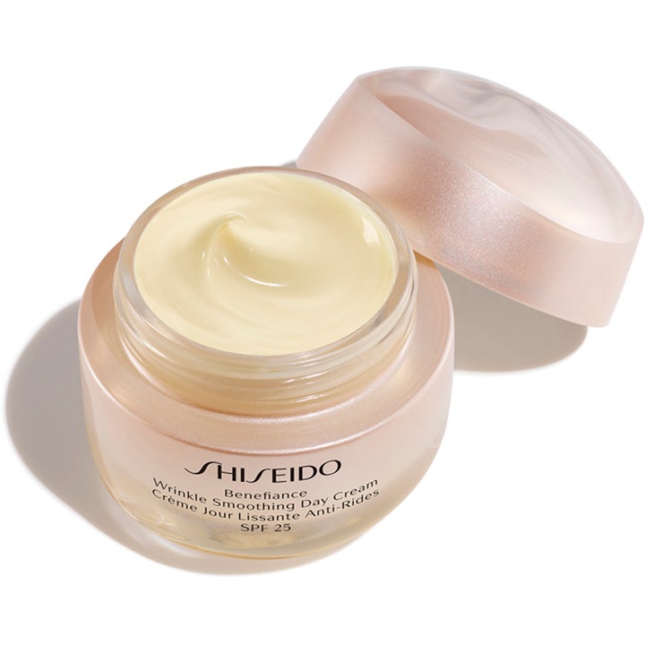Shiseido Benefiance Wrinkle Smoothing Day Cream 50 ml fugtgivende dagcreme med SPF 25 i åben perlemorsskinnende glaskrukke