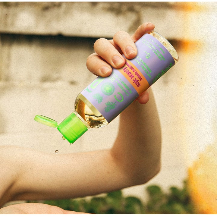 Chasin' Rabbits Magic Beauty Shroom 200 ml fugtgivende toner i en håndholdt flaske med neongrønt låg og lilla etiket
