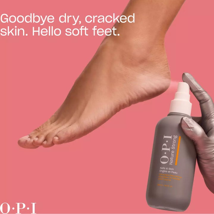 OPI Nature Strong Soft & Gone 250 ml fodpleje i grå sprayflaske der blødgør hård hud på en fod.