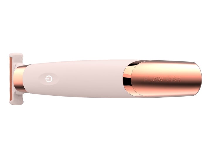 Flawless Nu Razor 1 stk. til skånsom hårfjerning er en lyserød genopladelig skraber med elegante rosa guld detaljer.