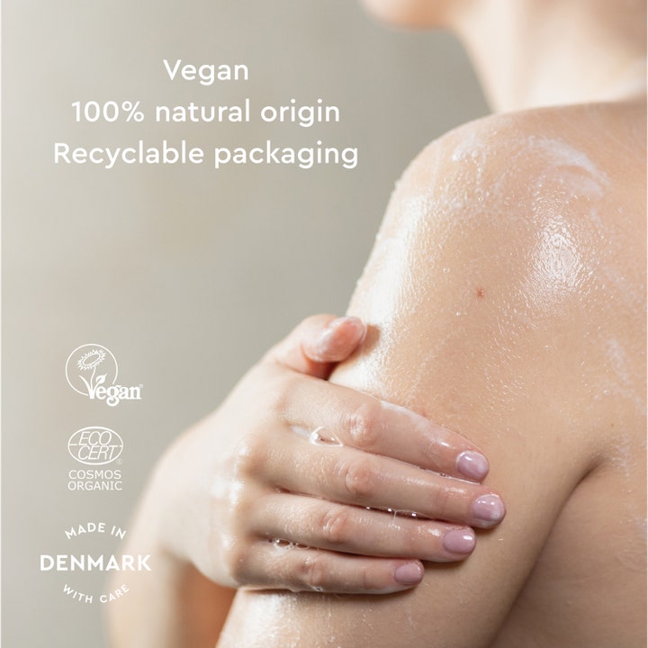 Urtekram Body Wash Soft Wild Rose 200 ml vegansk bodysæbe skummer på huden med tekst om 100% naturlig oprindelse.