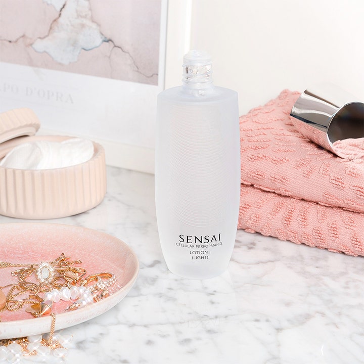 Sensai Cellular Performance Lotion I Light 125 ml fugtgivende toner i mat hvid flaske på et marmorbord.