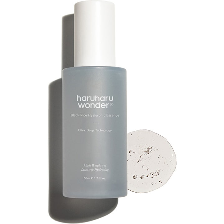 haruharu wonder Black Rice Hyaluronic Essence 50 ml fugtgivende ansigtsserum i frostet blå flaske med klar gel