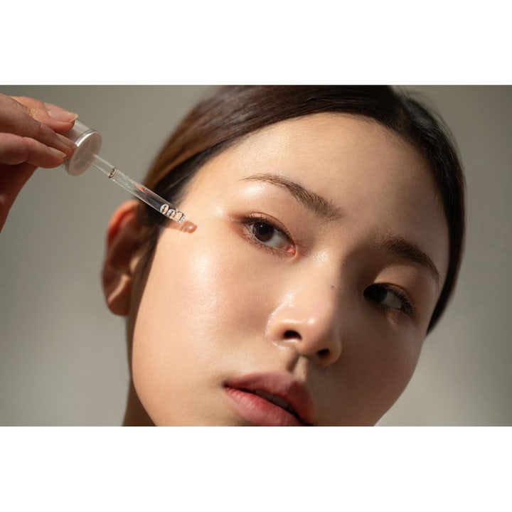 haruharu wonder Black Rice Facial Oil 30 ml ansigtsolie giver huden fugt og glød påført med glaspipette