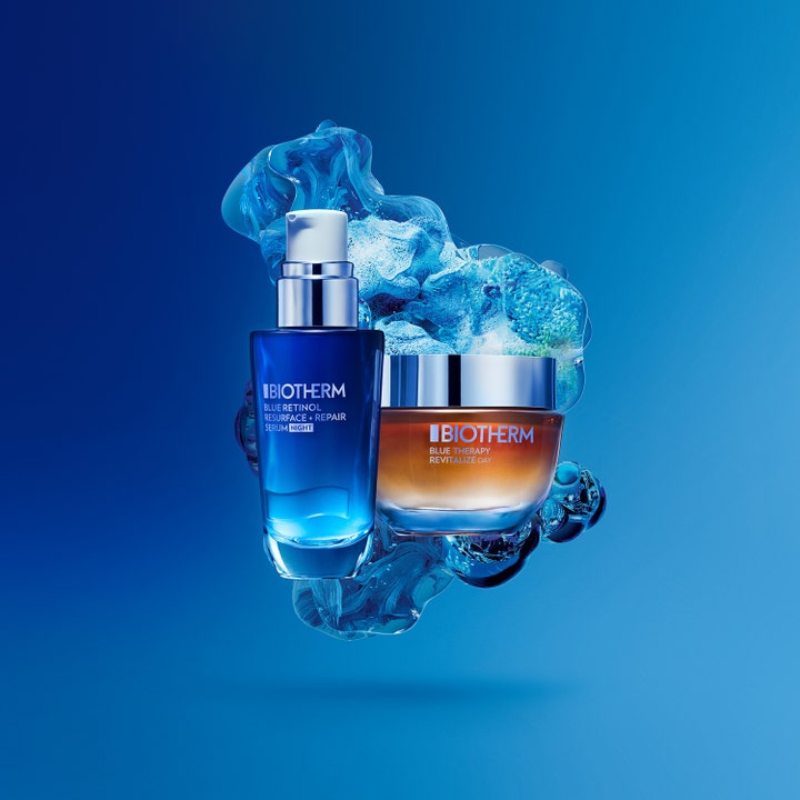 Biotherm Blue Therapy Revitalize Day 50 ml dagcreme i ravfarvet krukke svævende i blåt vand med bobler og serum.