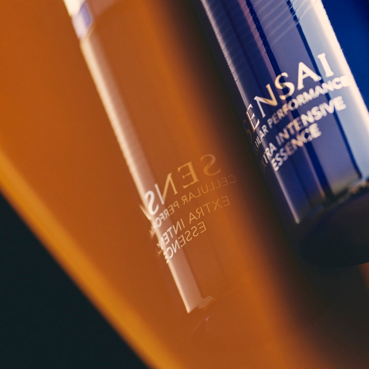 Sensai Cellular Performance Extra Intensive Essence 40 ml energigivende essence i blå flaske med gylden spejling