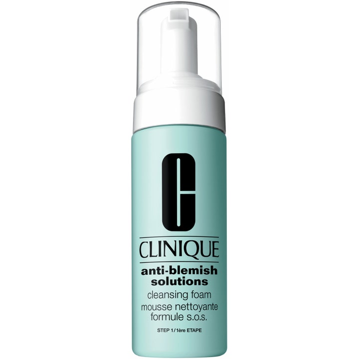 Clinique Anti-Blemish Solutions Cleansing Foam renseskum mod urenheder i en lyseblå flaske med hvid pumpe og gennemsigtigt låg