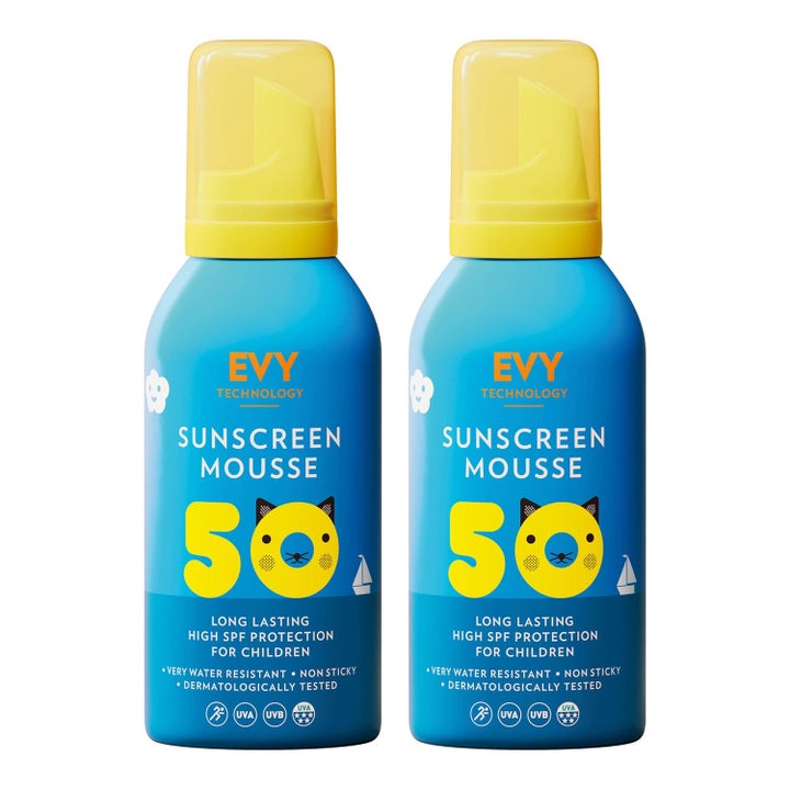 EVY Technology Sunscreen Mousse SPF 50 solcreme til børn i to blå flasker med gult låg og sjovt katteprint