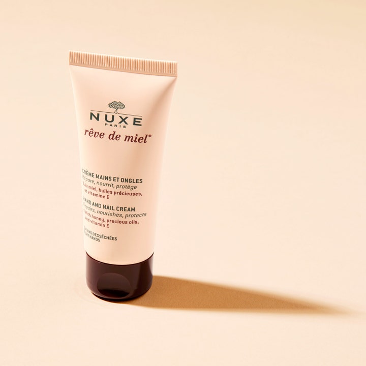 Nuxe Rêve de Miel Hand and Nail Cream 50 ml nærende håndcreme i beige tube med mørkebrunt låg og lang skygge
