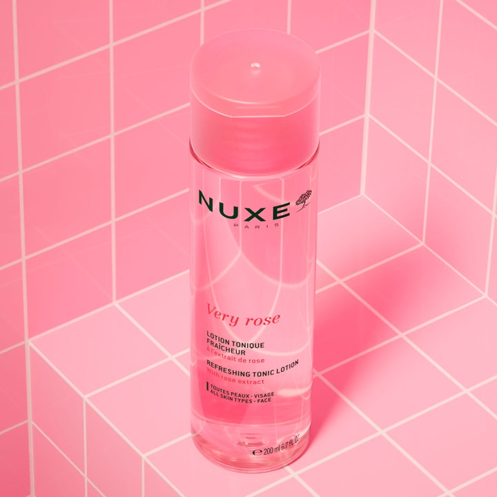 Nuxe Very Rose Refreshing Tonic Lotion 200 ml opfriskende skintonic i gennemsigtig flaske på lyserøde fliser