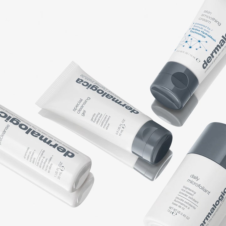 Dermalogica Discover Healthy Skin Kit ansigtspleje med hvide tuber og flaske på hvid reflekterende overflade.