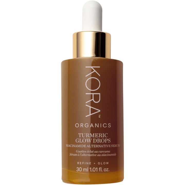 Kora Organics Turmeric Glow Drops 30 ml glødgivende serum i brun glasflaske med gulddetaljer og hvid pipette.