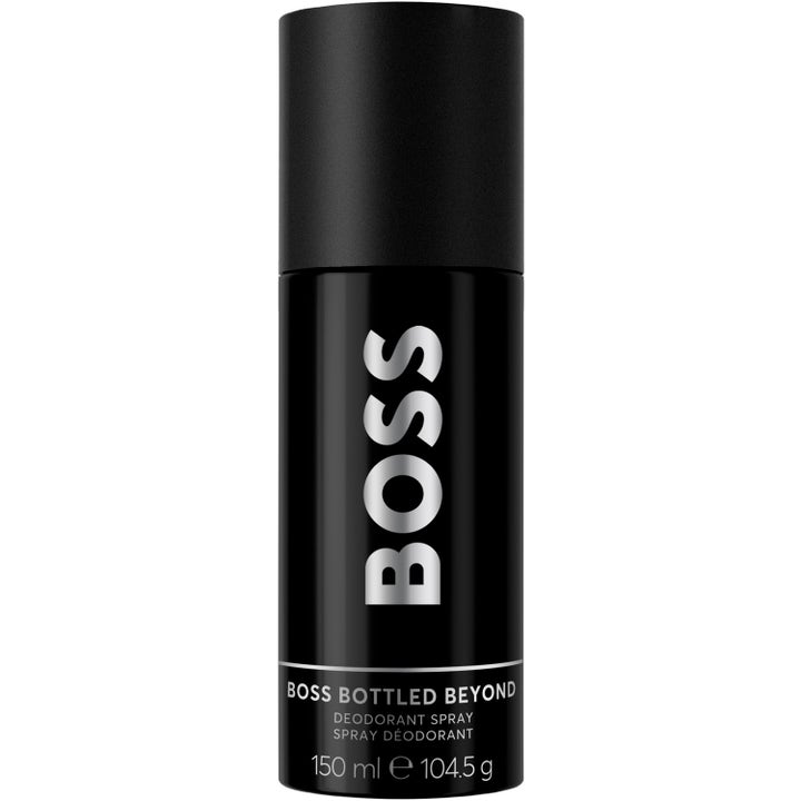 BOSS Bottled Beyond 150 ml deodorant spray forfrisker huden i en elegant sort metalflaske med sølvfarvet skrift
