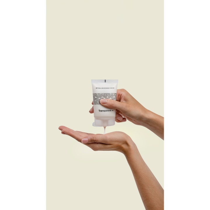 Niche Beauty Lab Transparent Lab Retinal Age Reverse Cream 50 ml ansigtstube der trykker creme ud i en hånd
