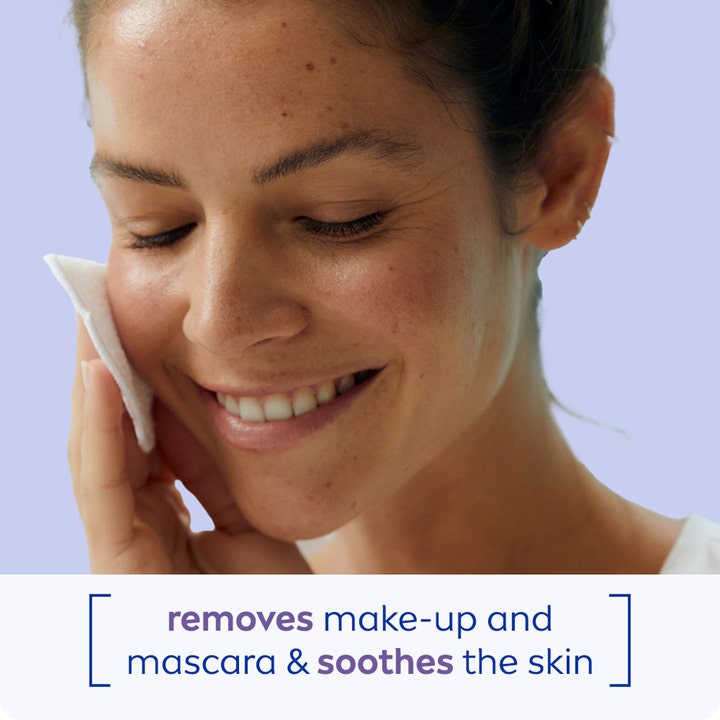 NIVEA Cleansing Milk Soothing 200 ml ansigtsrens fjerner makeup og beroliger huden med en vatrondel.