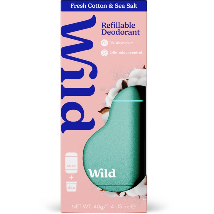 Wild Deo Fresh Cotton & Sea Salt 40 g genopfyldelig deodorant mod lugt i lyserød æske med aqua etui og bomuld
